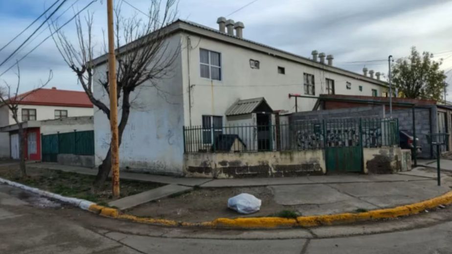 Dos hermanitos estaban encerrados en las peores condiciones: la nena de 7 años se tiró del balcón para pedir ayuda