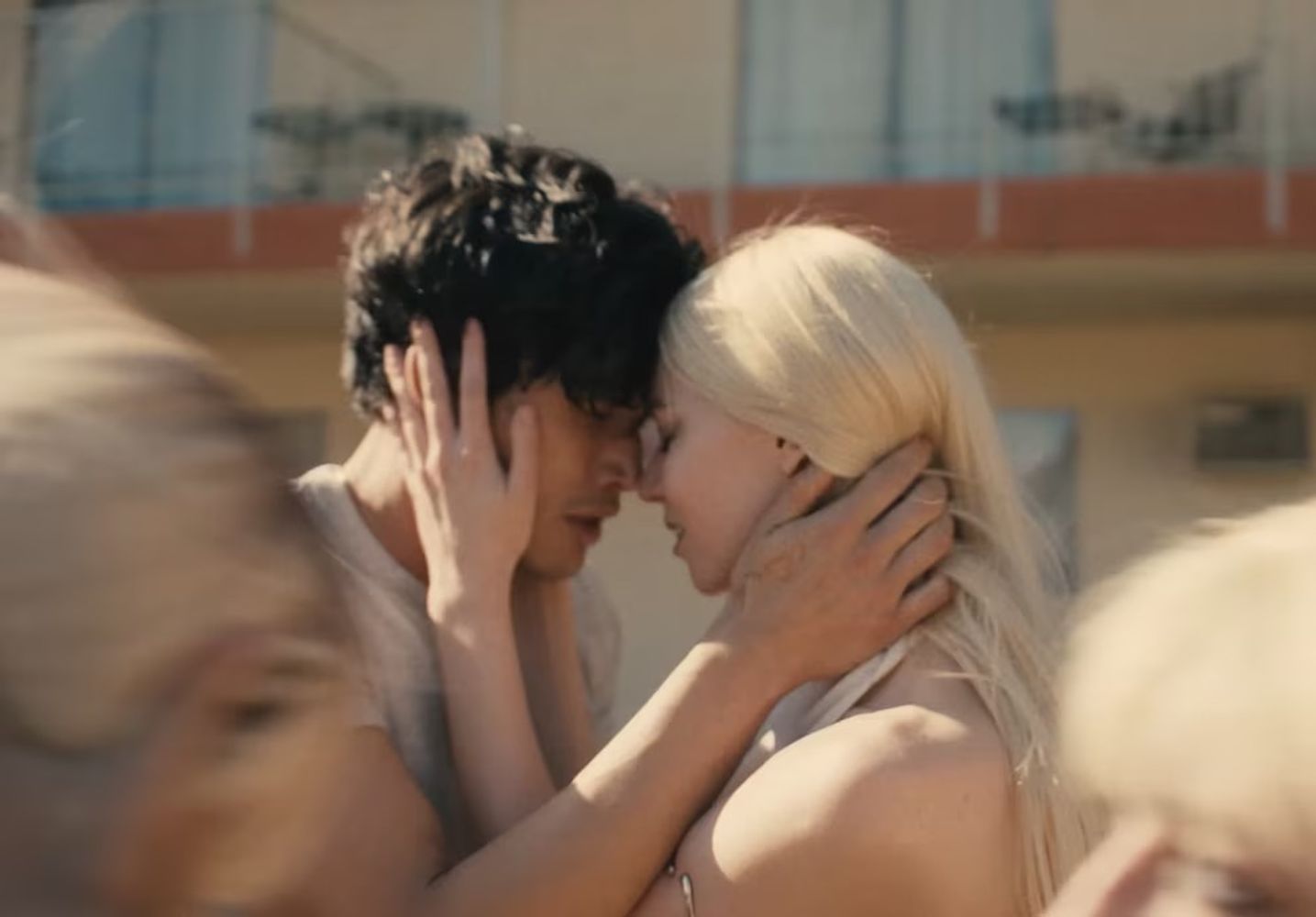 Los Rolling Stones presentaron su nuevo sencillo junto a un videoclip de alto impacto visual.