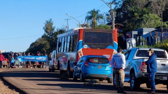 Padres cortan la Ruta Provincial 17 en Misiones para reclamar la designación de docentes en un aula satélite.