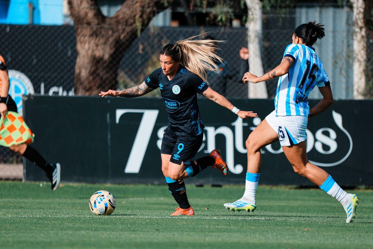 Mayra Acevedo, delantera de Belgrano, enfrenta a una defensora de Racing