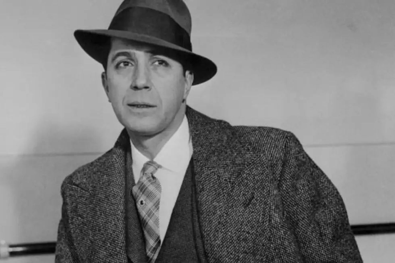 Buscan entre viejos álbumes familiares una pieza clave de la historia de Carlos Gardel