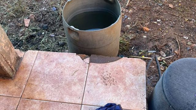Tragedia en Puerto Iguazú: un niño de un año murió tras ser hallado dentro de un tambor con agua.