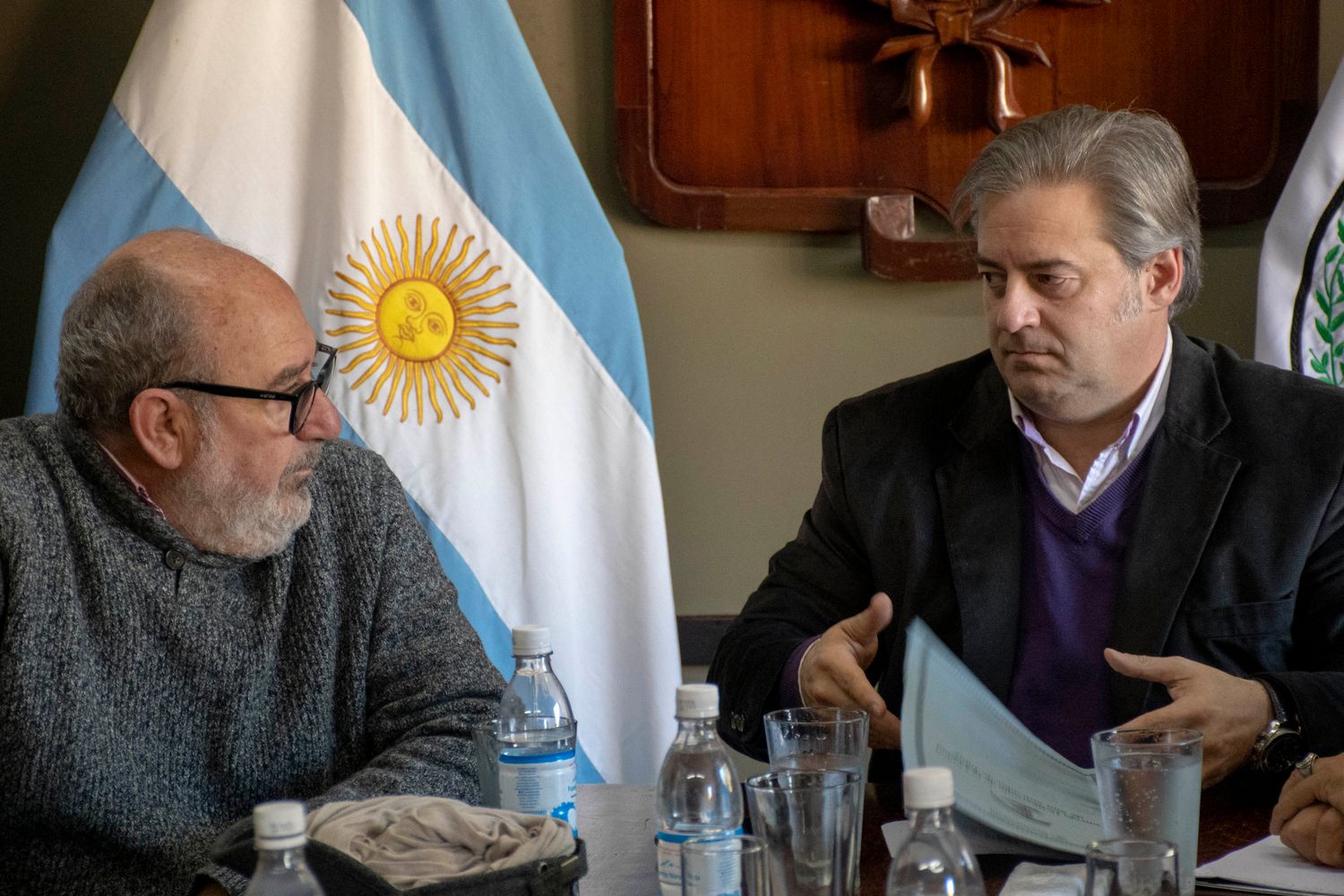 El secretario de Desarrollo Humano del municipio, Gustavo Muro, y el presidente del Concejo Deliberante, Gastón Millón, en la reunión desarrollada en la sede parlamentaria del barrio Los Huaicos.