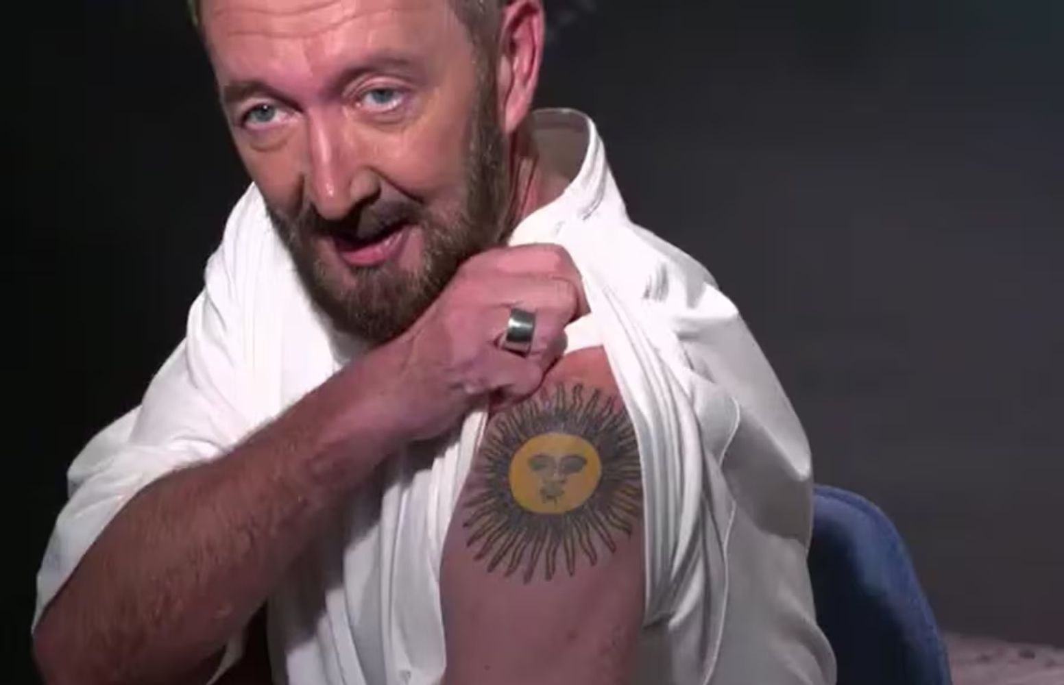 Ralph Ineson con el Sol de Mayo.