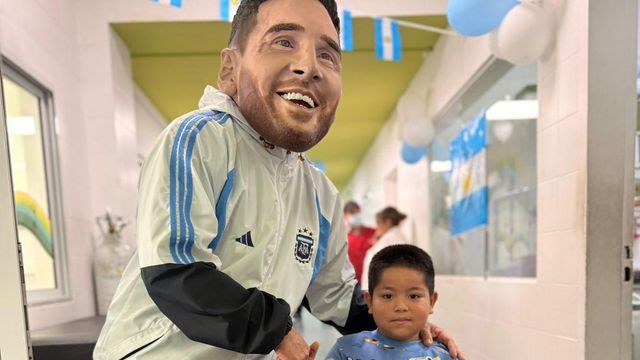 La actividad del Ministerio de Salud Pública pasó por internación, la guardia y el laboratorio con fotos y banderas argentinas para los pacientes.
