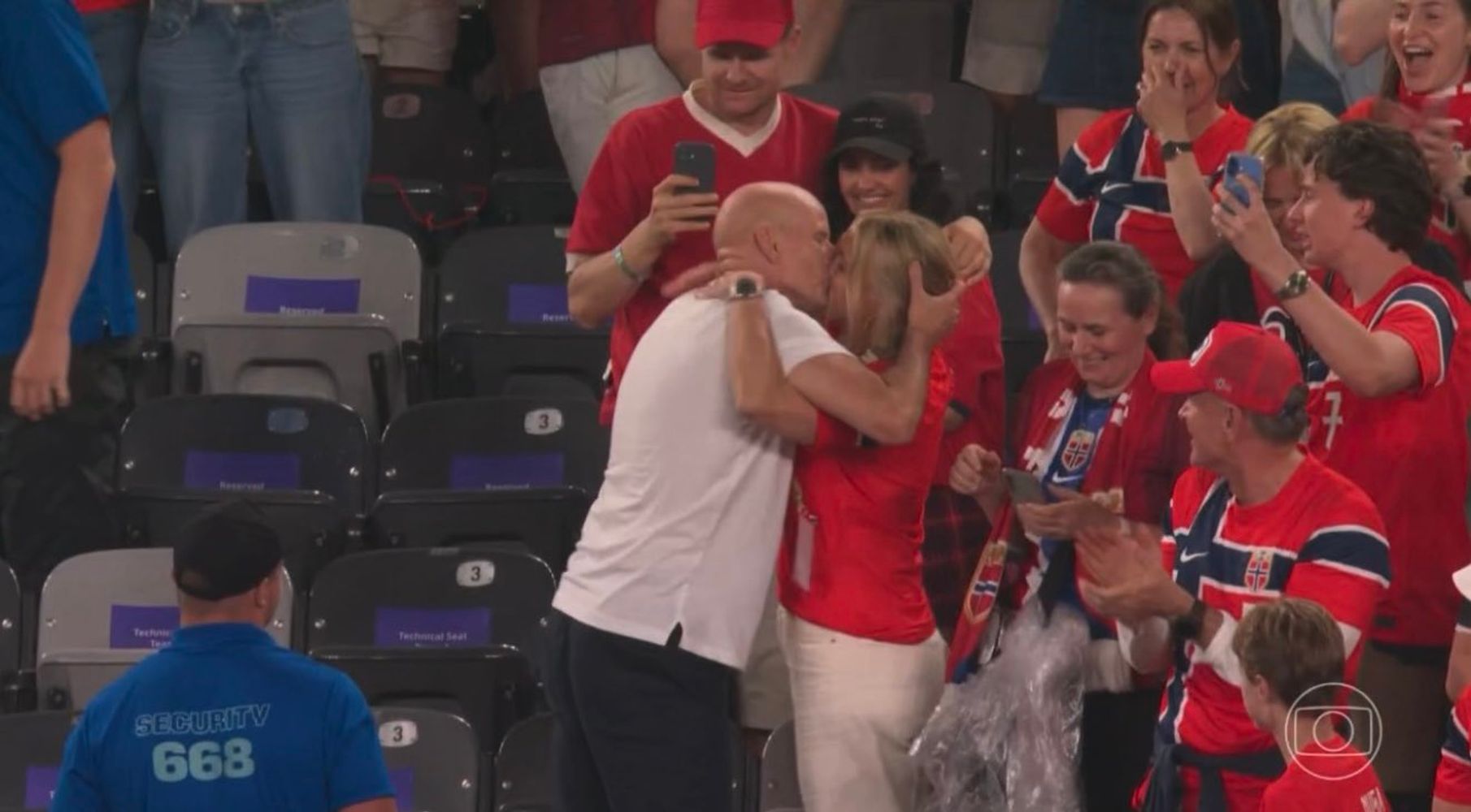 Solbakken y el particular festejo con su esposa.