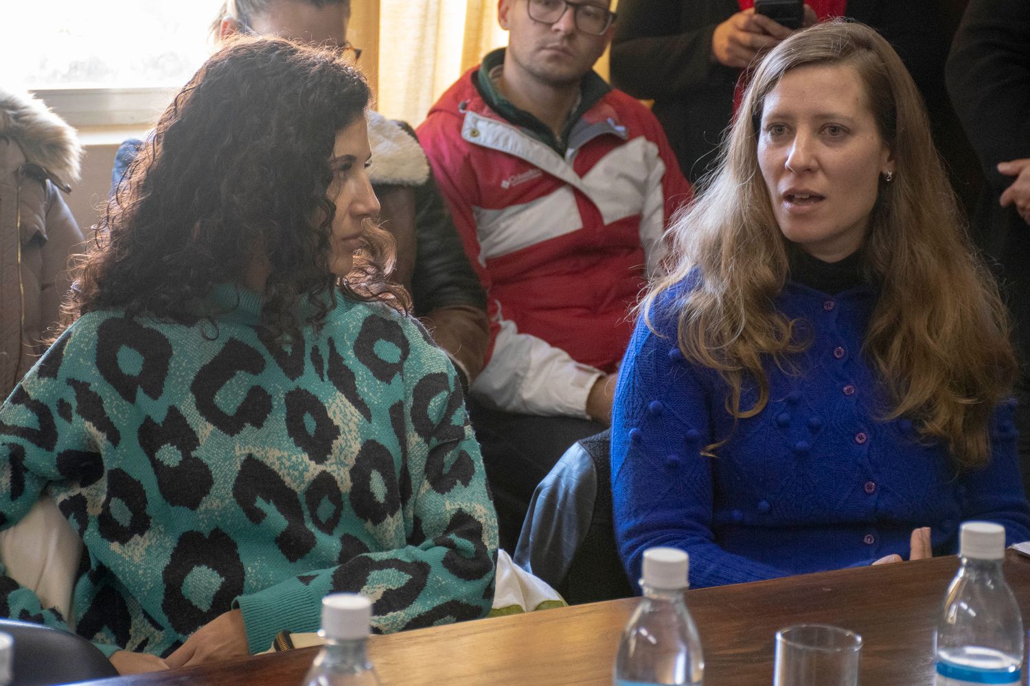 La licenciada Agustina Barrionuevo (izq.) y la directora del Departamento de Salud Mental del municipio, Adriana Bellman, hicieron aportes al análisis del proyecto que busca fortalecer la detección temprana y la intervención oportuna ante situaciones de salud mental.