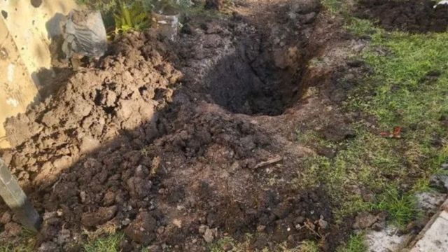Detuvieron a un joven de 24 años por matar a su madre y enterrarla en el patio: la confesión que destapó el crimen.