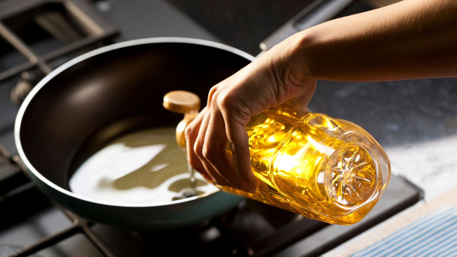 Cocinar con aceite.