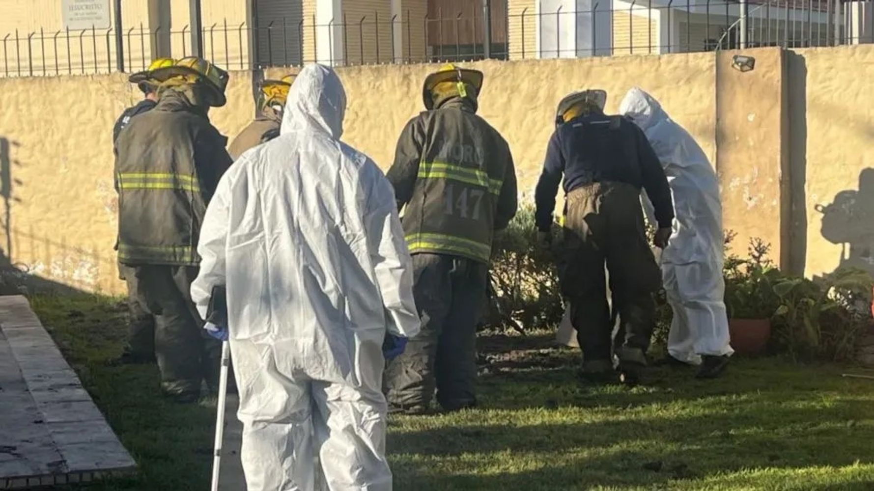 Detuvieron a un joven de 24 años por matar a su madre y enterrarla en el patio: la confesión que destapó el crimen.