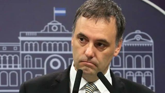Manuel Adorni habló de "operaciones mediáticas" y "ensañamiento" tras renunciar.