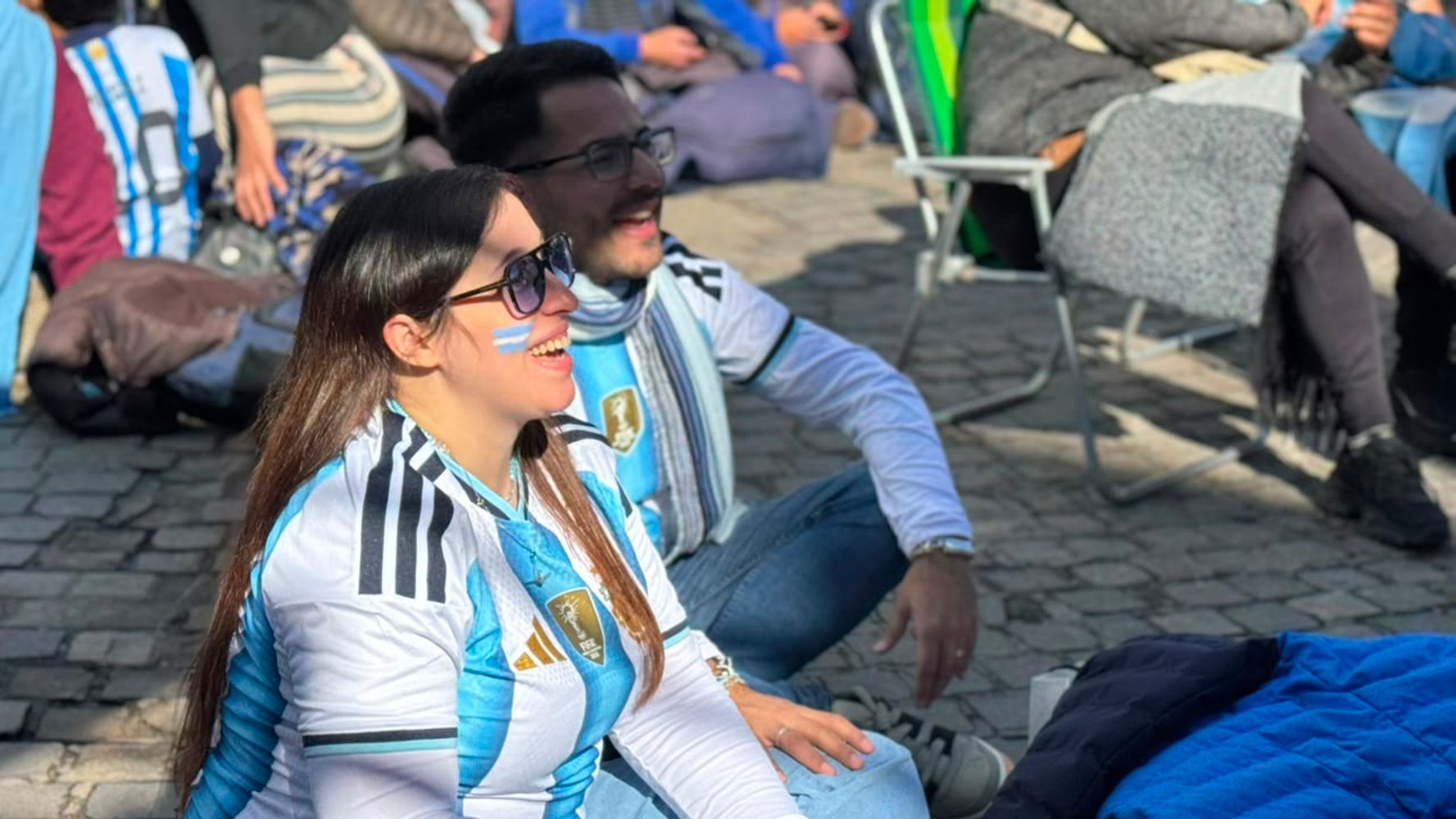 El Fan Fest vuelve a reunir a vecinos y turistas en el centro de Carlos Paz para alentar a la Selección Argentina.