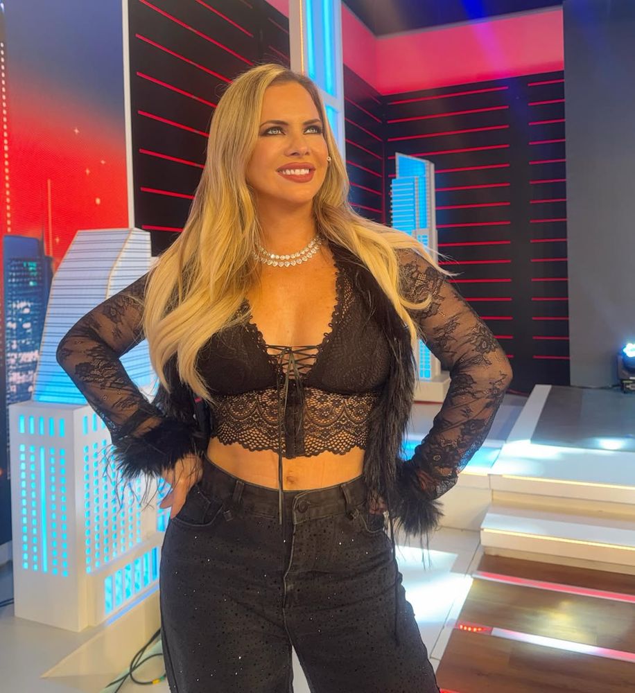 Ale Maglietti apostó por un look total black y combinó la textura de la temporada con un accesorio de perlas