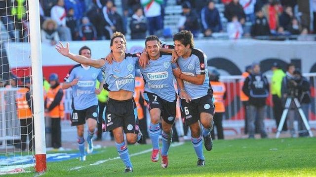 César "Picante" Pereyra (al centro), y el recuerdo inmortal del ascenso de Belgrano frente a River.