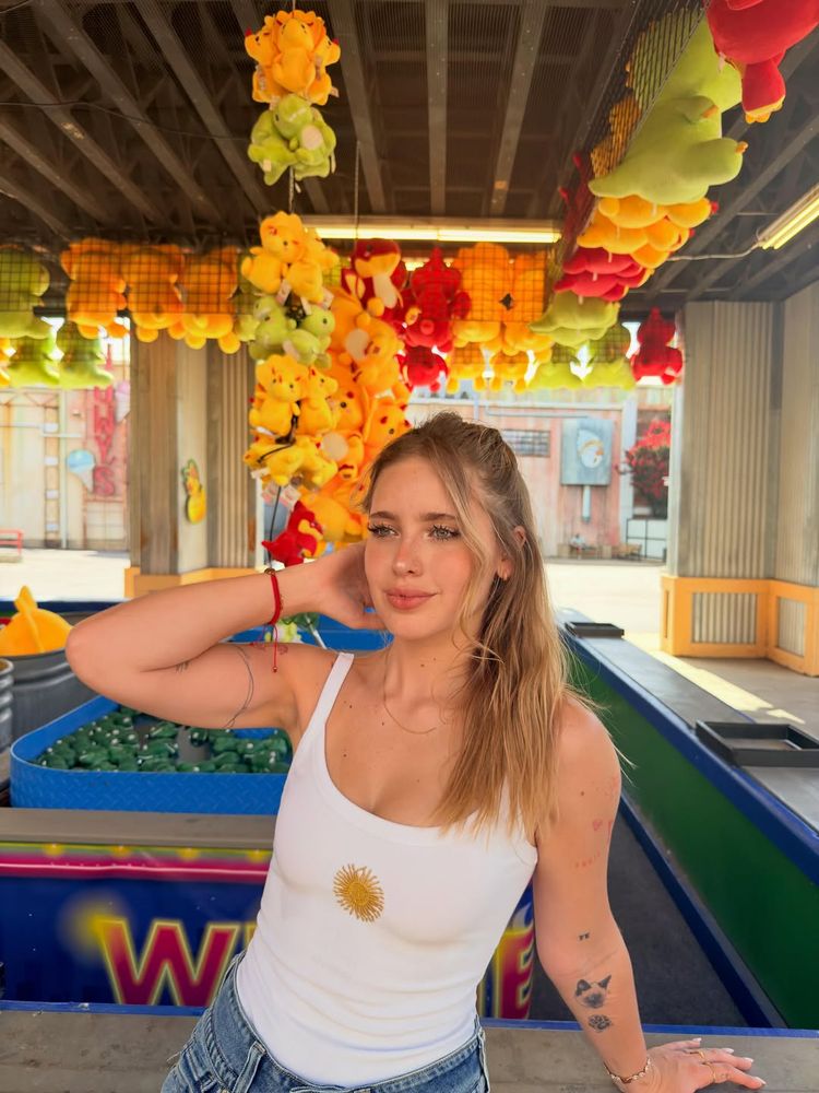 Desde Texas, Coti Romero arrasó con una musculosa con el sol argentino y marcó tendencia
