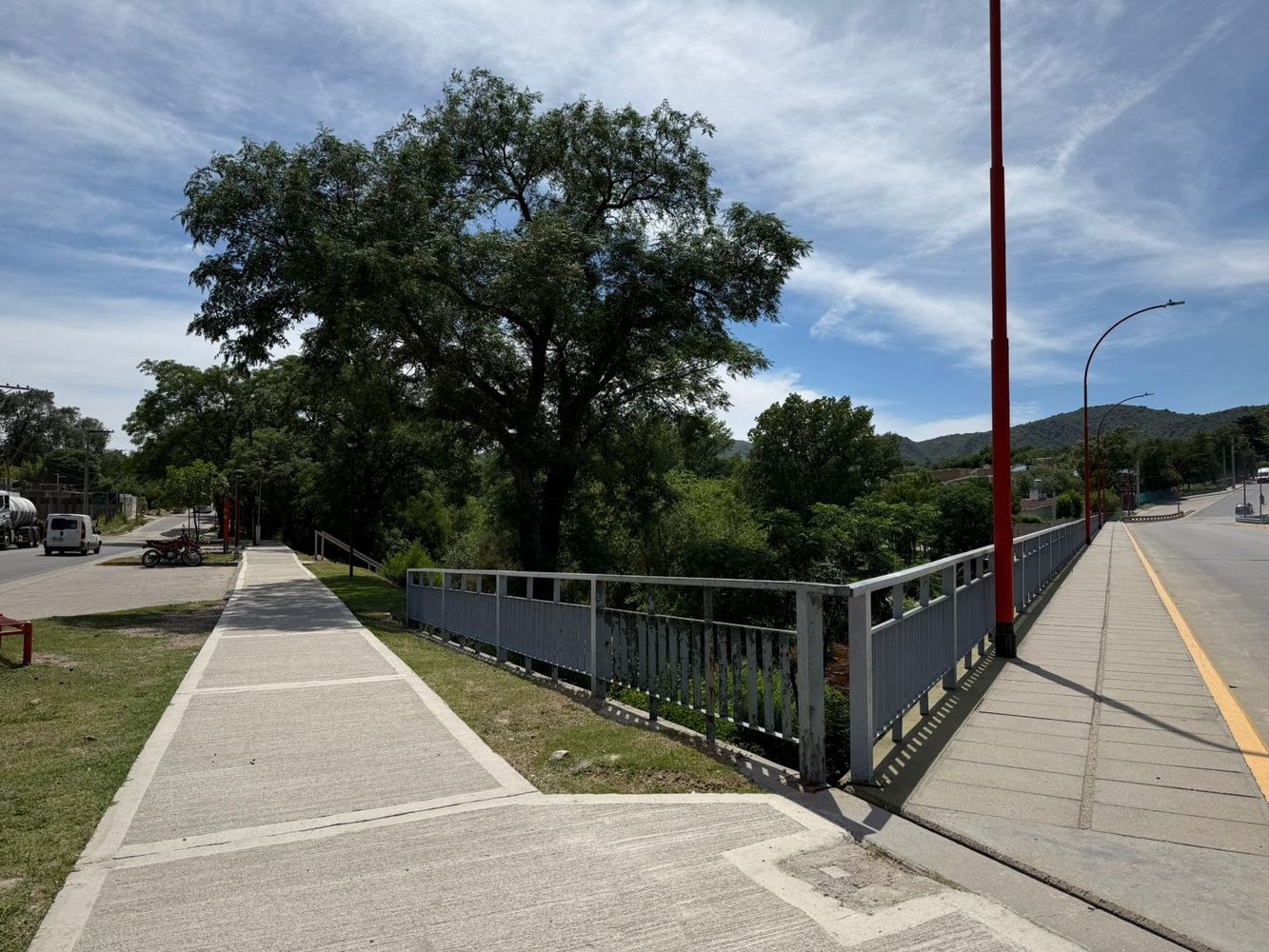 El circuito une la costa del río y la costa de lago, con un recorrido ideal para caminar, entrenar y disfrutar el paisaje serrano.