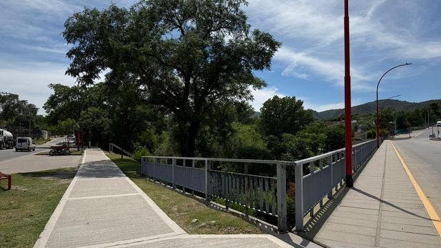 El circuito une la costa del río y la costa de lago, con un recorrido ideal para caminar, entrenar y disfrutar el paisaje serrano.