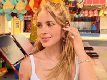 Desde Texas, Coti Romero arrasó con una musculosa con el sol argentino y marcó tendencia
