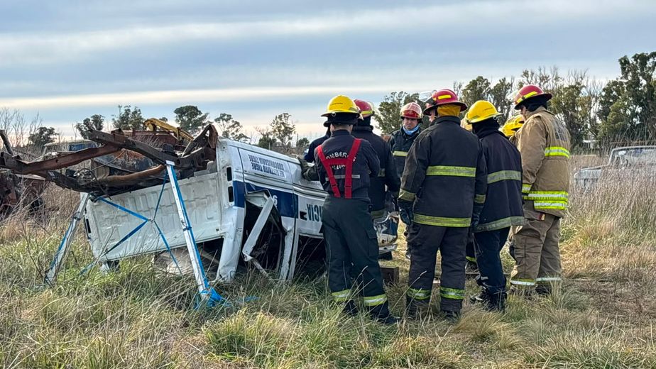 Capacitan en Tres Arroyos a bomberos de toda la región en rescate vehicular