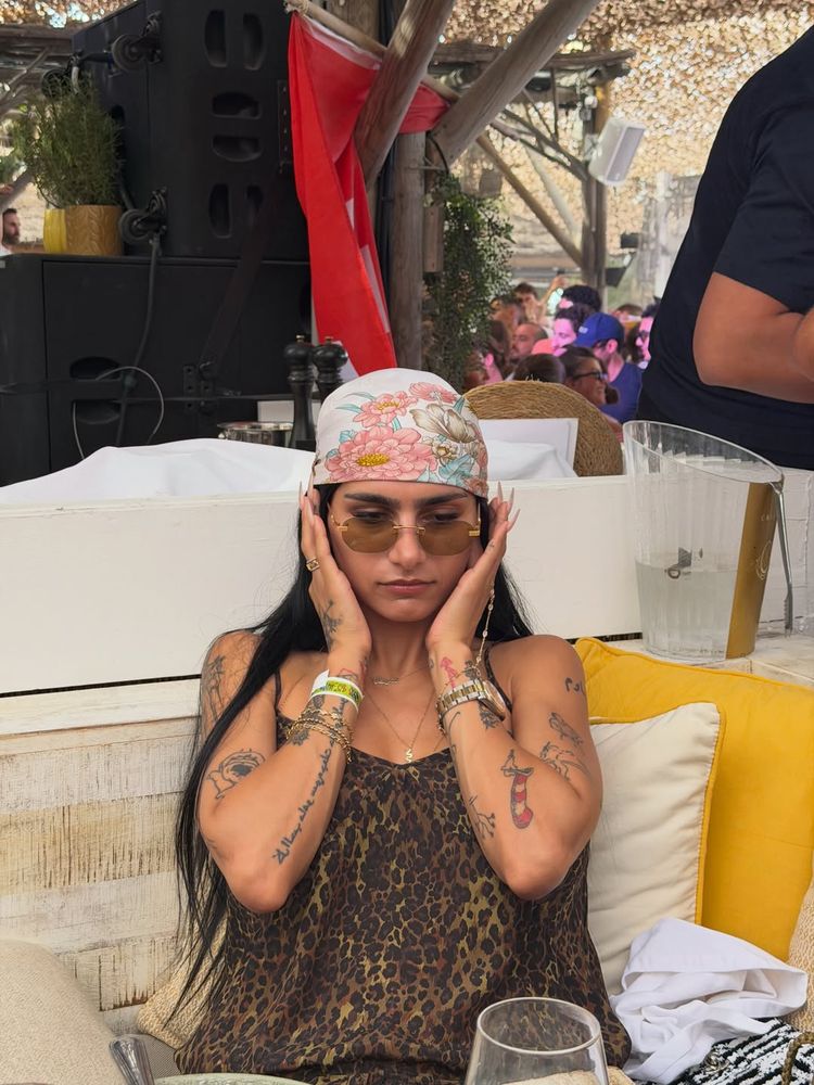 Desde St Tropez, Mia Khalifa modeló con los mejores looks de verano y arrasó en Instagram