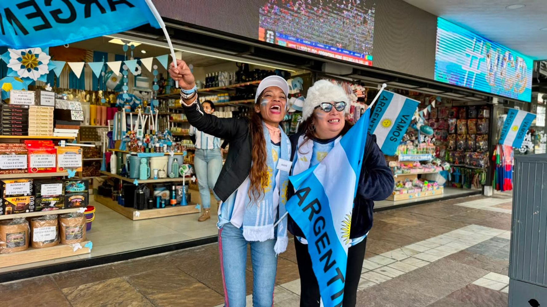 El Fan Fest vuelve a reunir a vecinos y turistas en el centro de Carlos Paz para alentar a la Selección Argentina.
