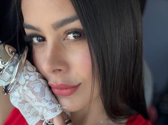Corset denim y pantalón "wide leg": Larissa Riquelme se adelantó al verano y arrasó con un look urbano