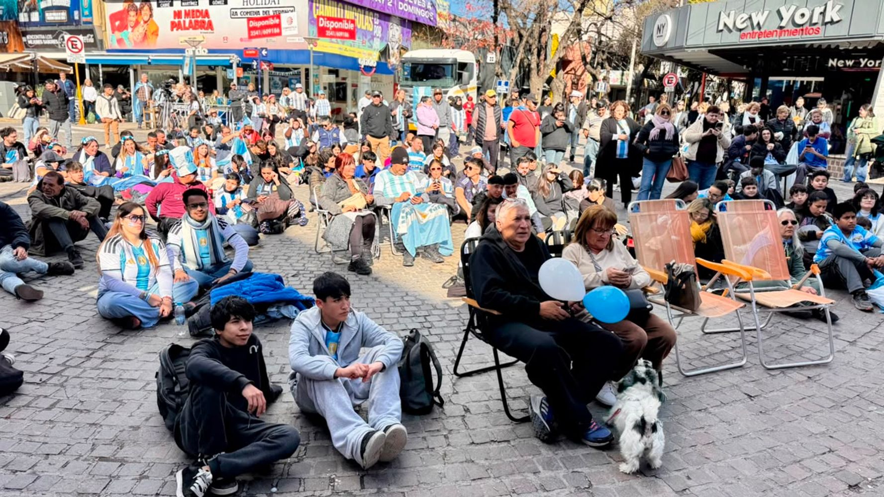 El Fan Fest vuelve a reunir a vecinos y turistas en el centro de Carlos Paz para alentar a la Selección Argentina.