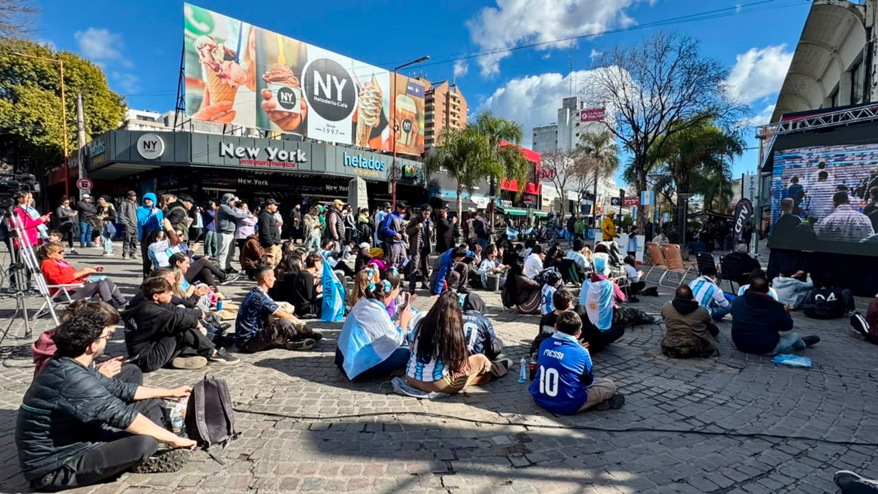 El Fan Fest vuelve a reunir a vecinos y turistas en el centro de Carlos Paz para alentar a la Selección Argentina.