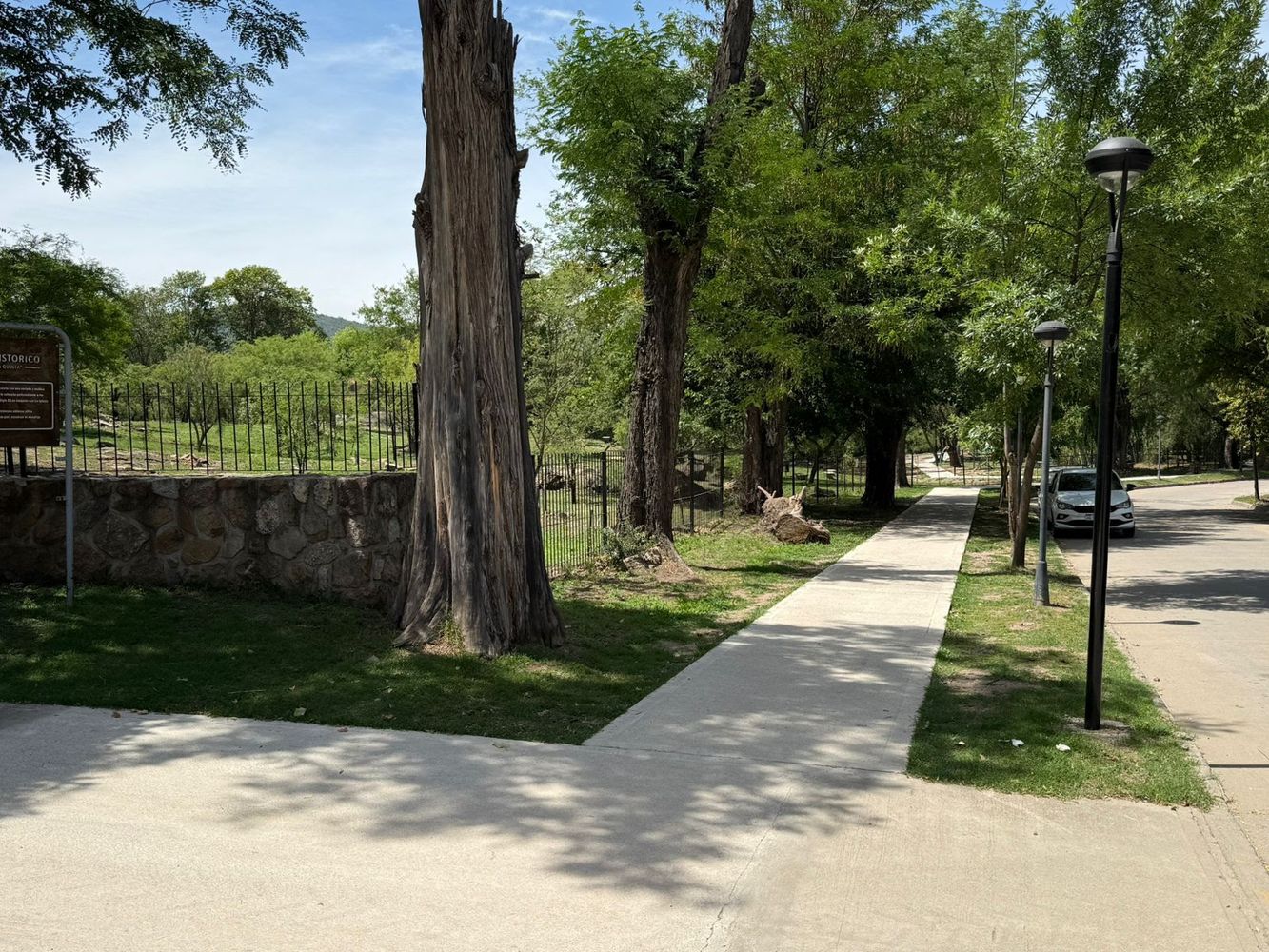 El circuito une la costa del río y la costa de lago, con un recorrido ideal para caminar, entrenar y disfrutar el paisaje serrano.
