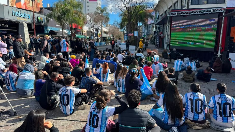 El Fan Fest vuelve a reunir a vecinos y turistas en el centro de Carlos Paz para alentar a la Selección Argentina.