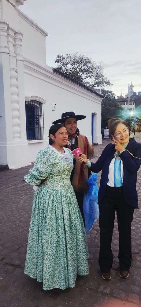 Patricia Barrionuevo y Walter Escalada junto a la periodista Daniela Cinello