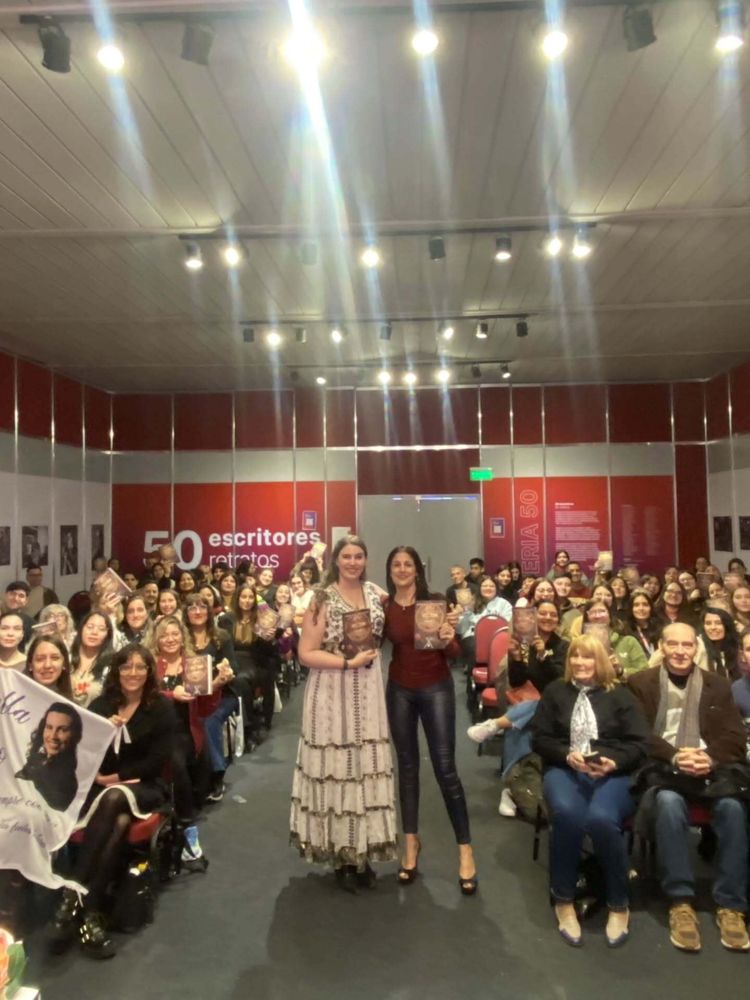 La escritora mantiene un vínculo muy cercano con su comunidad de lectores, a quienes suele encontrar en presentaciones y firmas de libros.