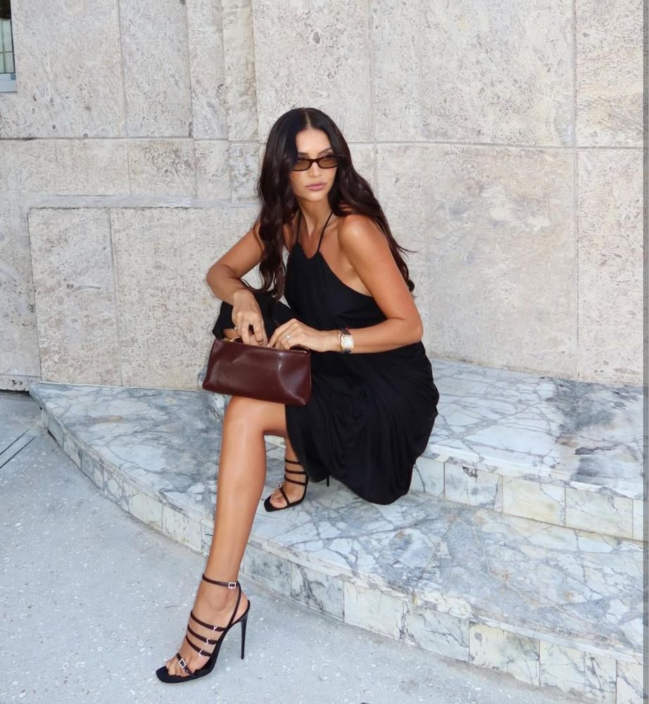 Desde Texas, Zaira Nara dio cátedra de estilo con un look total black y las sandalias protagonistas del momento