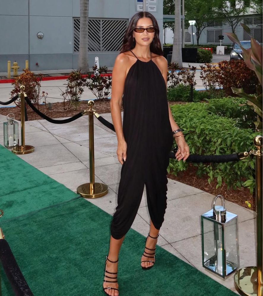 Desde Texas, Zaira Nara dio cátedra de estilo con un look total black y las sandalias protagonistas del momento
