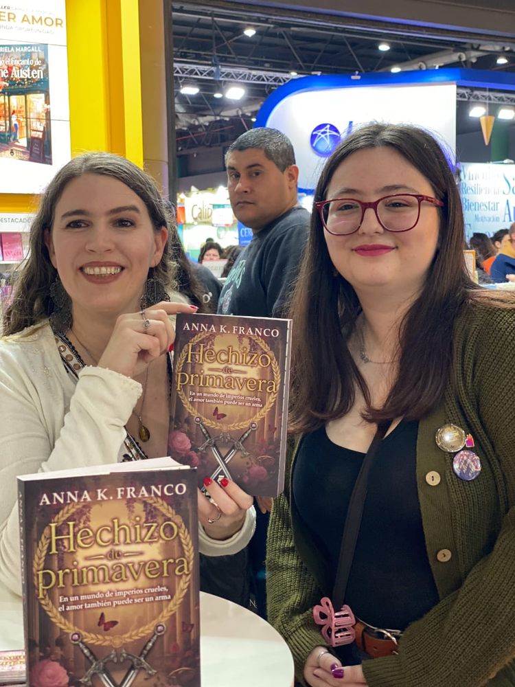 La autora combina romance y fantasía en una novela ambientada en un mundo de imperios, magia y secretos.