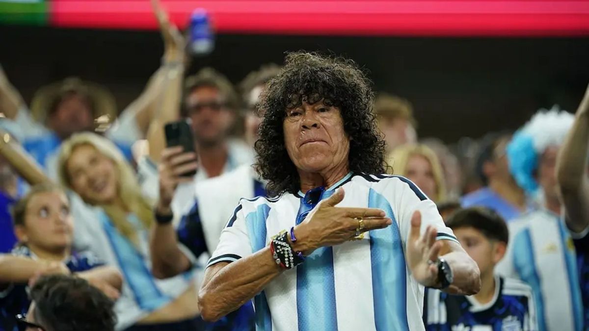 La Mona Jiménez revolucionó la tribuna de Argentina en el partido ante Jordania