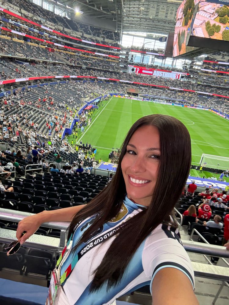 Pampita lo hizo de nuevo y derritió corazones con un pantalón blanco y la remera de la Selección Argentina