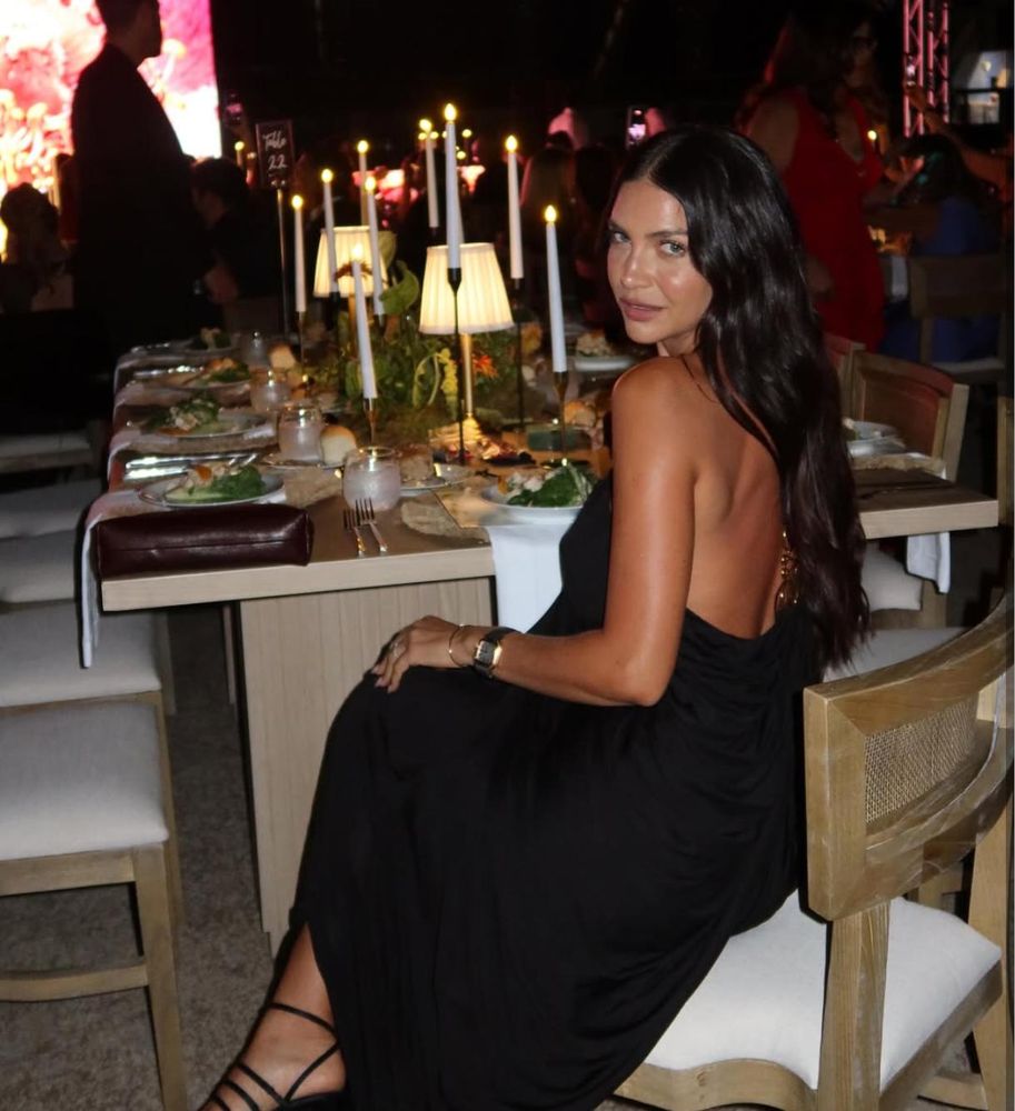 Desde Texas, Zaira Nara dio cátedra de estilo con un look total black y las sandalias protagonistas del momento
