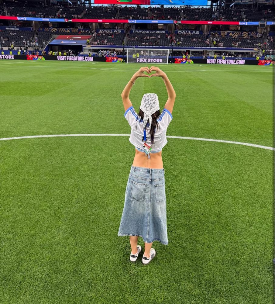 Falda de jean y accesorio de encaje: Sofía "Jujuy" Jiménez alentó a Argentina con un look que arrasó en Instagram