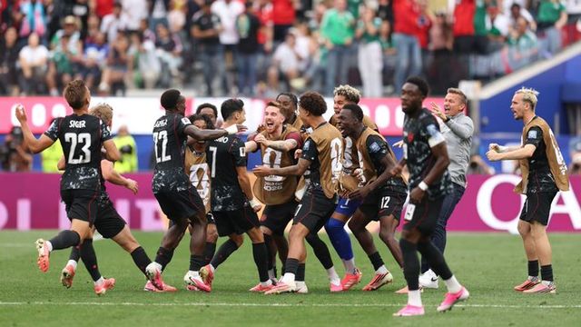 Canadá derrotó sobre el final a Sudáfrica y avanzó a octavos de final.