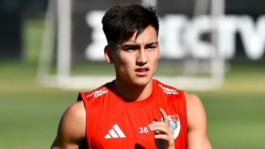 Sin la autorización de River el juvenil Ian Subiabre, apartado del plantel, jugó en un torneo amateur.