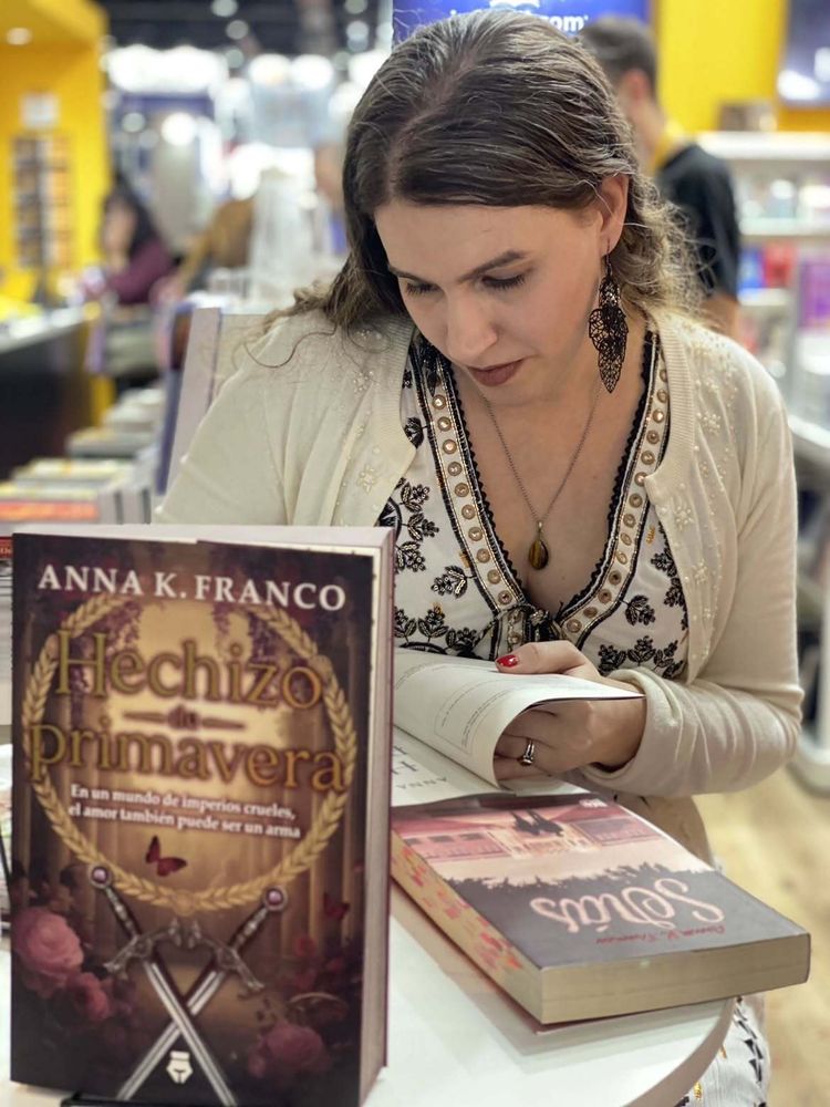 Anna K. Franco presenta Hechizo de primavera, su primera incursión en la fantasía romántica.
