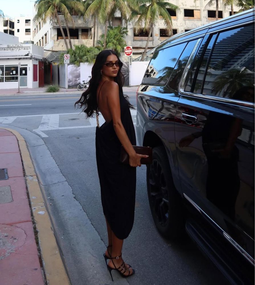 Desde Texas, Zaira Nara dio cátedra de estilo con un look total black y las sandalias protagonistas del momento