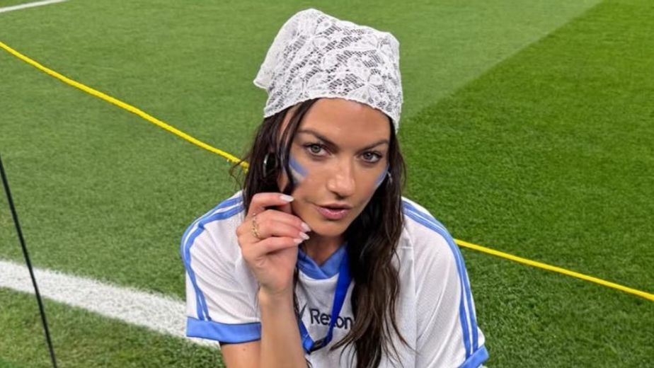 Falda de jean y accesorio de encaje: Sofía "Jujuy" Jiménez alentó a Argentina con un look que arrasó en Instagram