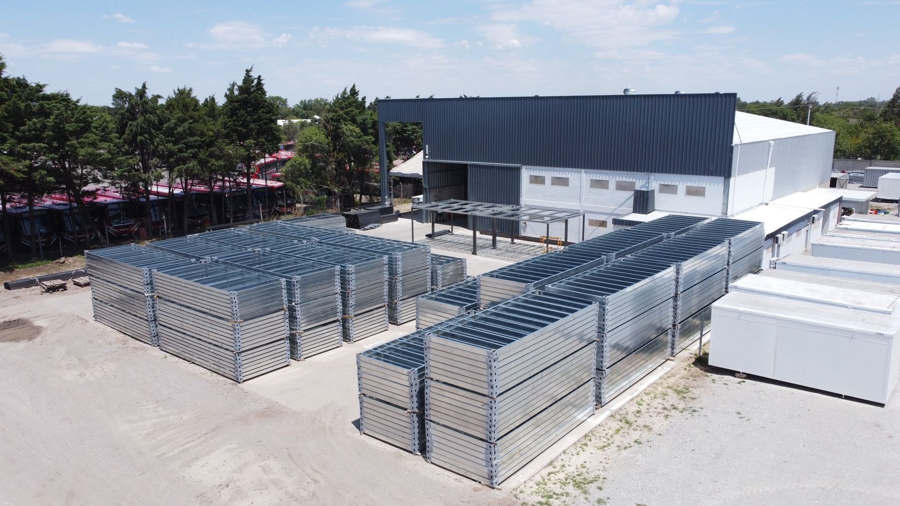 Una compañía china construirá con insumos importados un complejo habitacional para 4.500 trabajadores, lo que reducirá las oportunidades para fabricantes, contratistas, metalúrgicas, empresas de servicios y trabajadores argentinos, dice la CACMI.