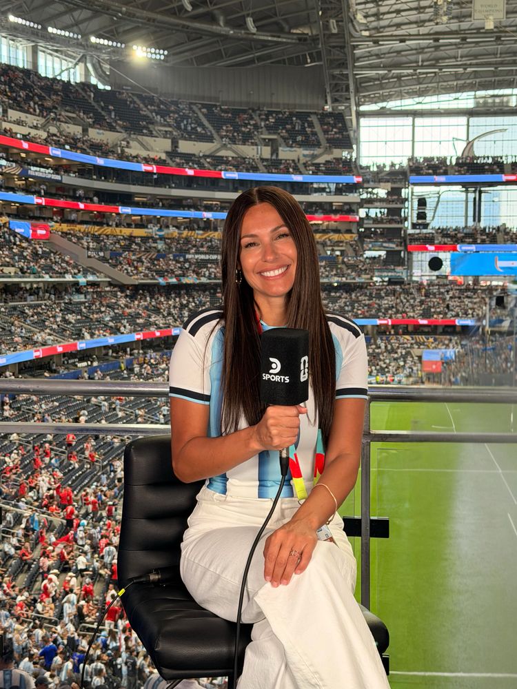 Pampita lo hizo de nuevo y derritió corazones con un pantalón blanco y la remera de la Selección Argentina