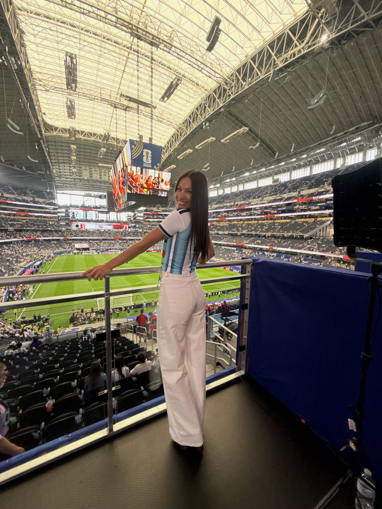 Pampita lo hizo de nuevo y derritió corazones con un pantalón blanco y la remera de la Selección Argentina