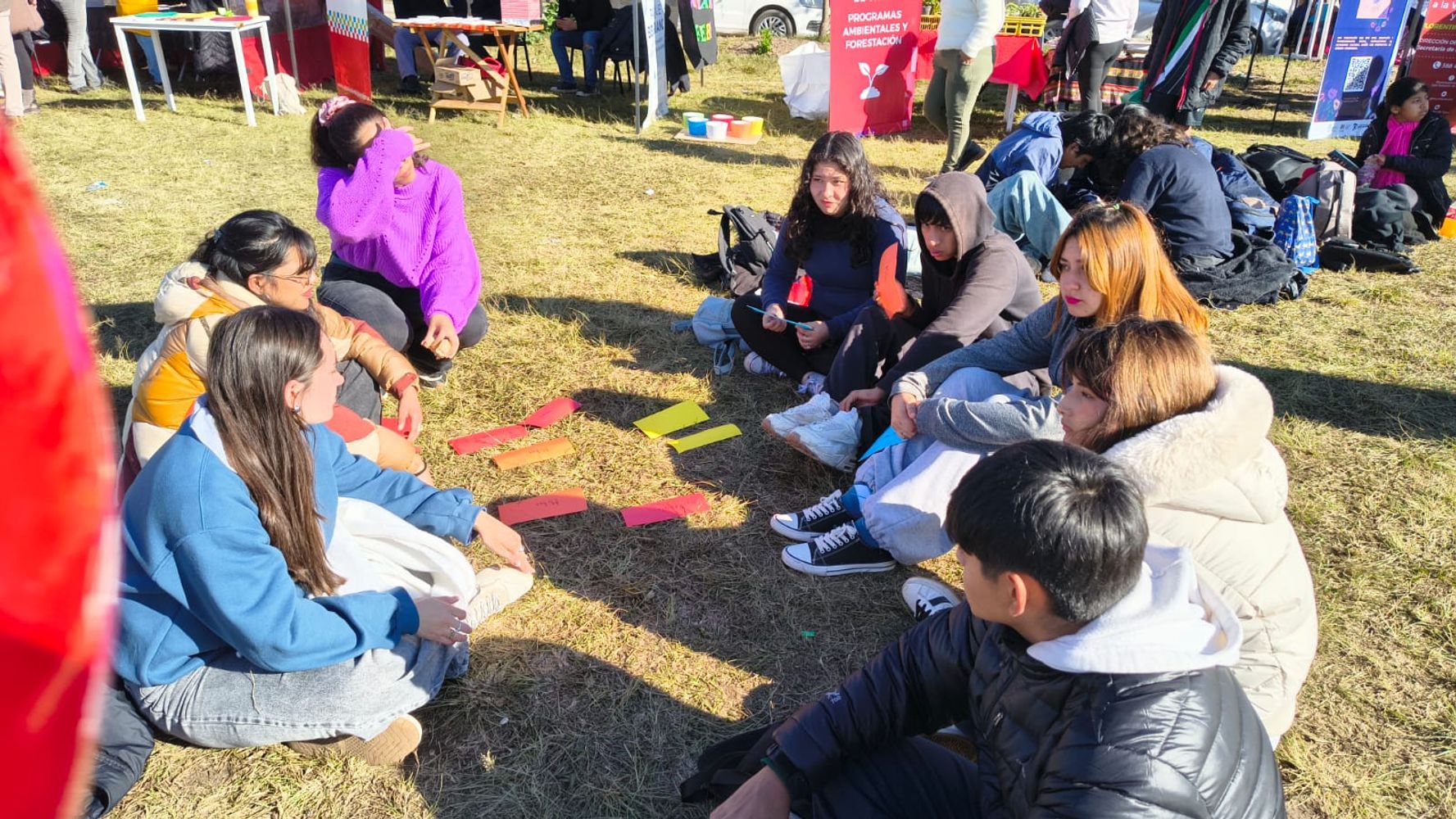 Estudiantes de numerosos establecimientos educativos participaron en las actividades realizadas en Alto Comedero con motivo del Día Internacional de la Lucha contra el Uso Indebido y el Tráfico Ilícito de Drogas.