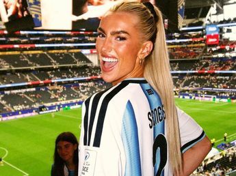 Rayas finas, transparencias y perlas: las claves del exclusivo outfit de Kelci Rose a la espera de la final del Mundial 2026