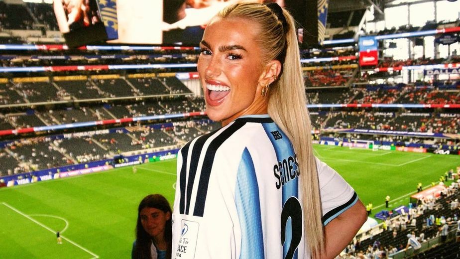 Rayas finas, transparencias y perlas: las claves del exclusivo outfit de Kelci Rose a la espera de la final del Mundial 2026
